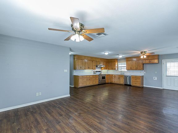 3rd image of 385 Quail Hollow Ln