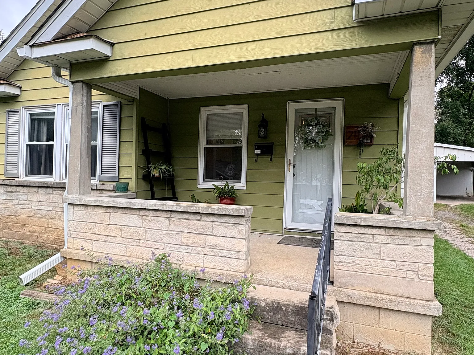 211 E Vermilya Ave — Photo 1
