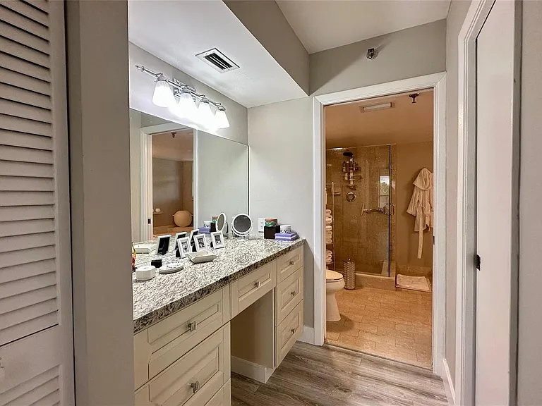 7582 Regency Lake Dr — Photo 10