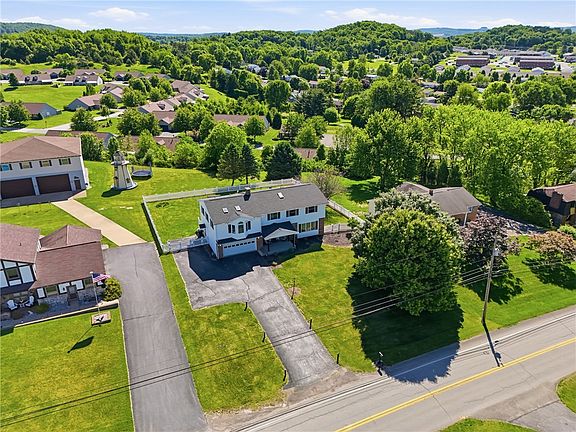 3rd image of 977 Barclay Rd