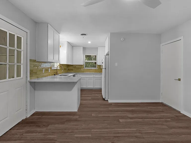 1302 Metropolitan Dr #- — Photo 5