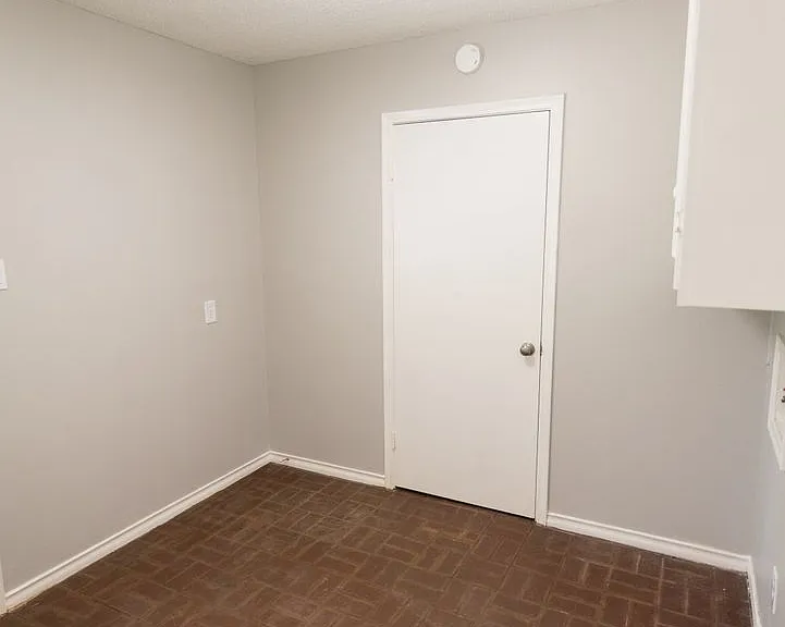 1825 Courtney Dr — Photo 7