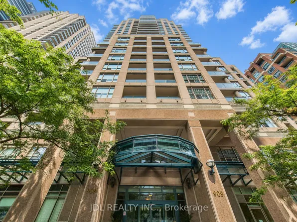 909 Bay St, Toronto, ON