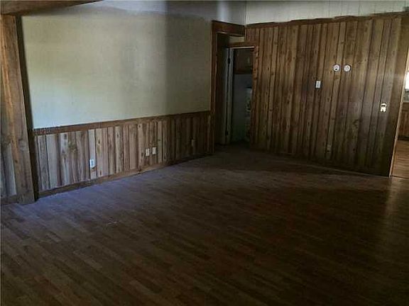 2nd image of 570 Cross St