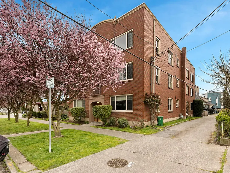 Victor Apartments — Photo 6