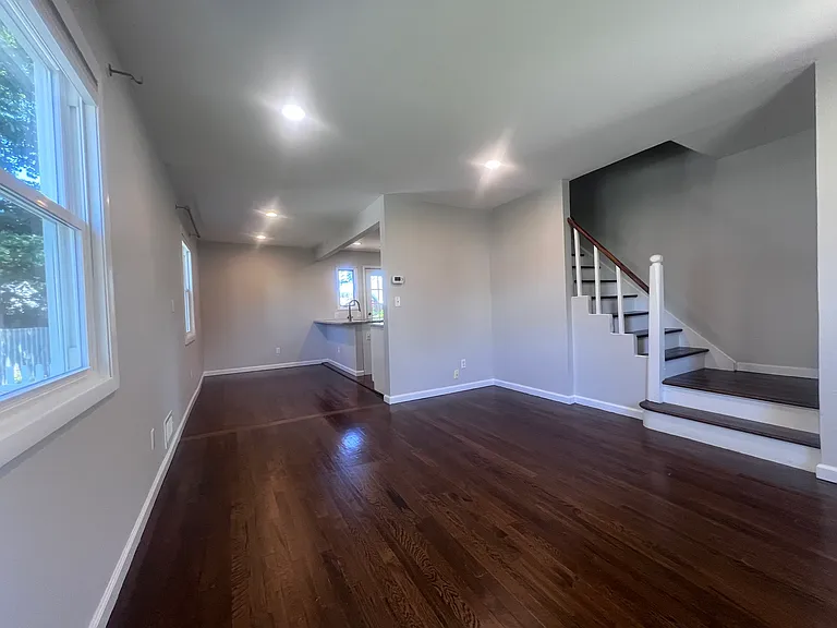 228 Windsor Ave — Photo 8