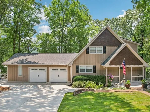 890 Lake Dr, Snellville, GA 30039