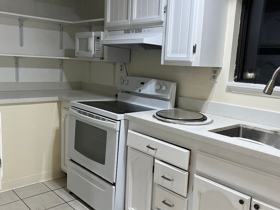 2nd image of 315 El Camino Real APT 4