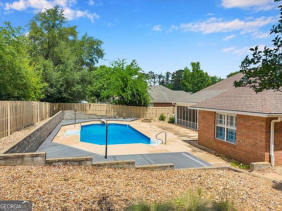 5th image of 300 Oak Pointe Dr