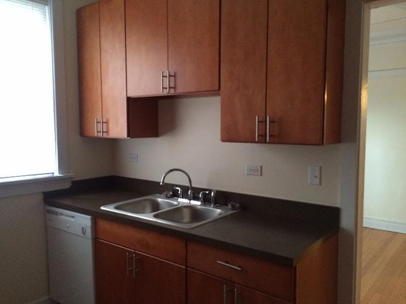 1st image of 1435 W Sherwin Ave #3