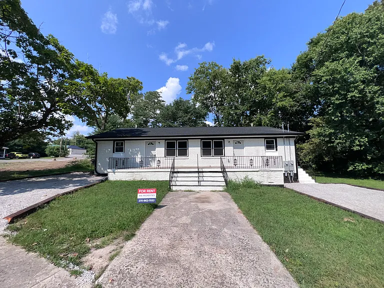 1302 Sharpe St — Photo 3