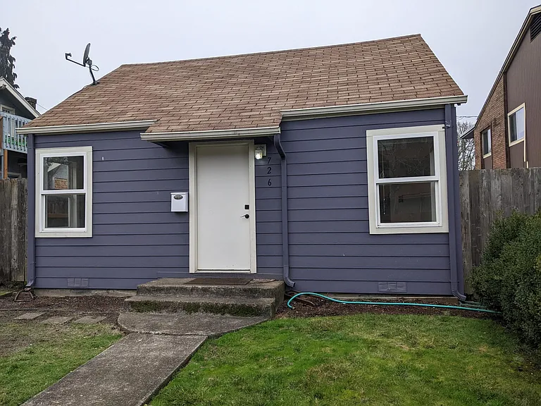 726 NW 11th St — Photo 2