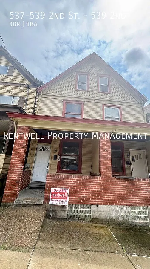 Charming 3-Bedroom Duplex with Front Porch — Photo 1
