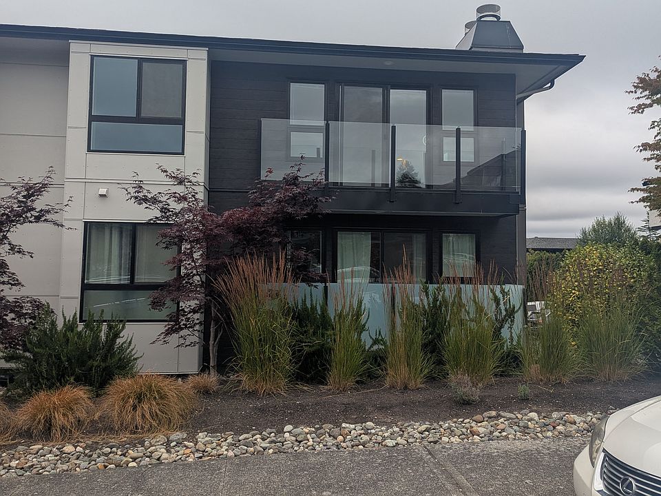 Top Floor Unit w Balconies - Renovated Building