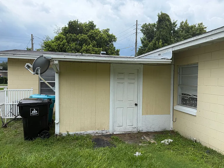2109 S Mills Ave — Photo 12