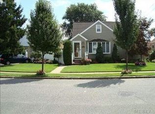 845 Southern Dr, Franklin Square, NY 11010