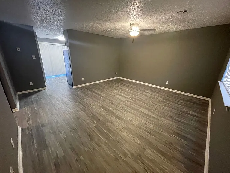 1102 S Harley Dr — Photo 2