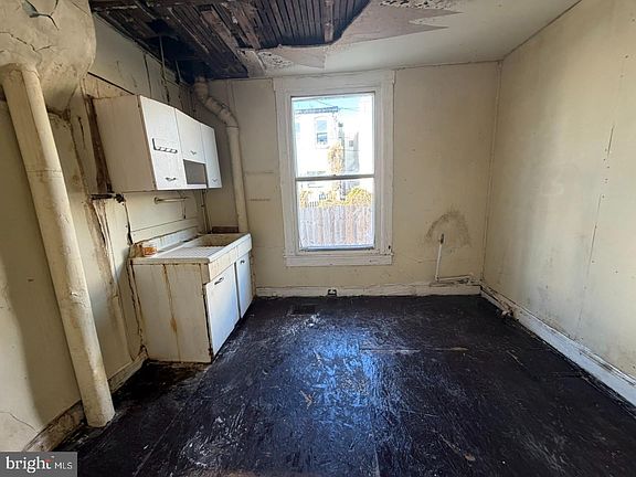 4th image of 1942 Vine St