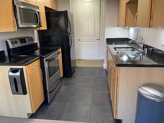 3rd image of 836 Pennsylvania Ave #102