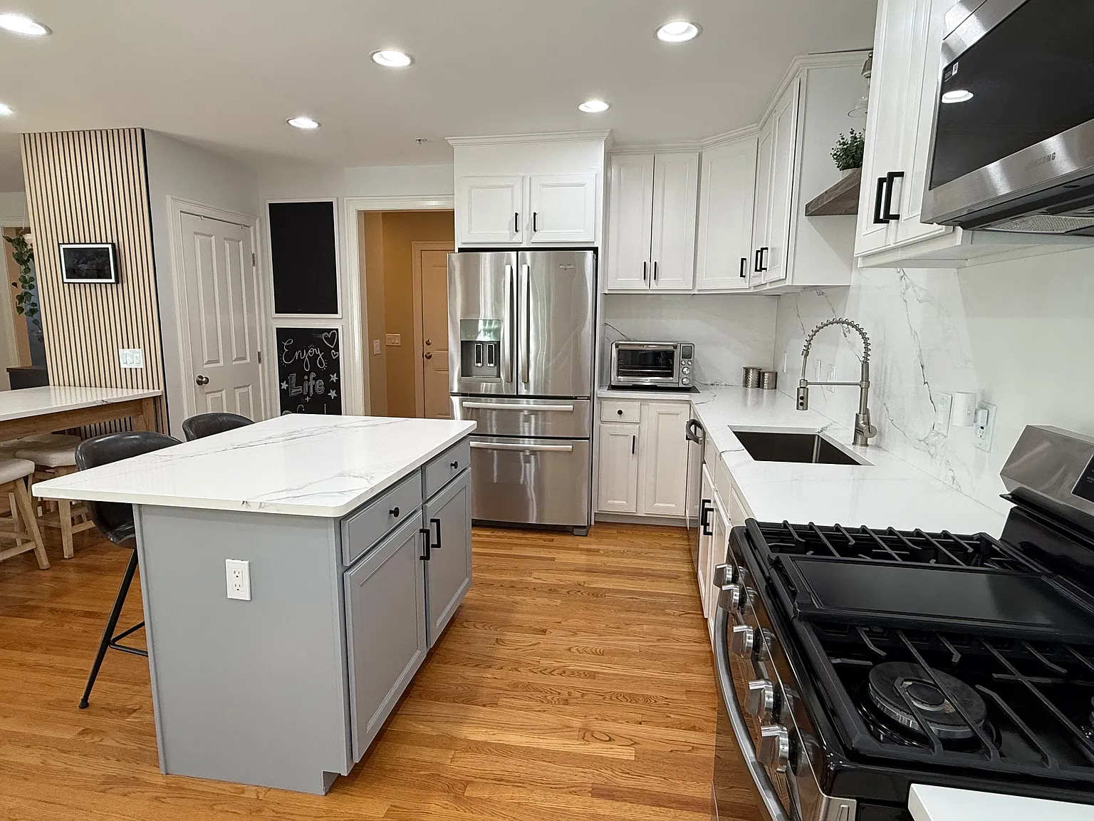 3 bed, 3.5 bath, 2527 sqft, $4,200 — Photo 2