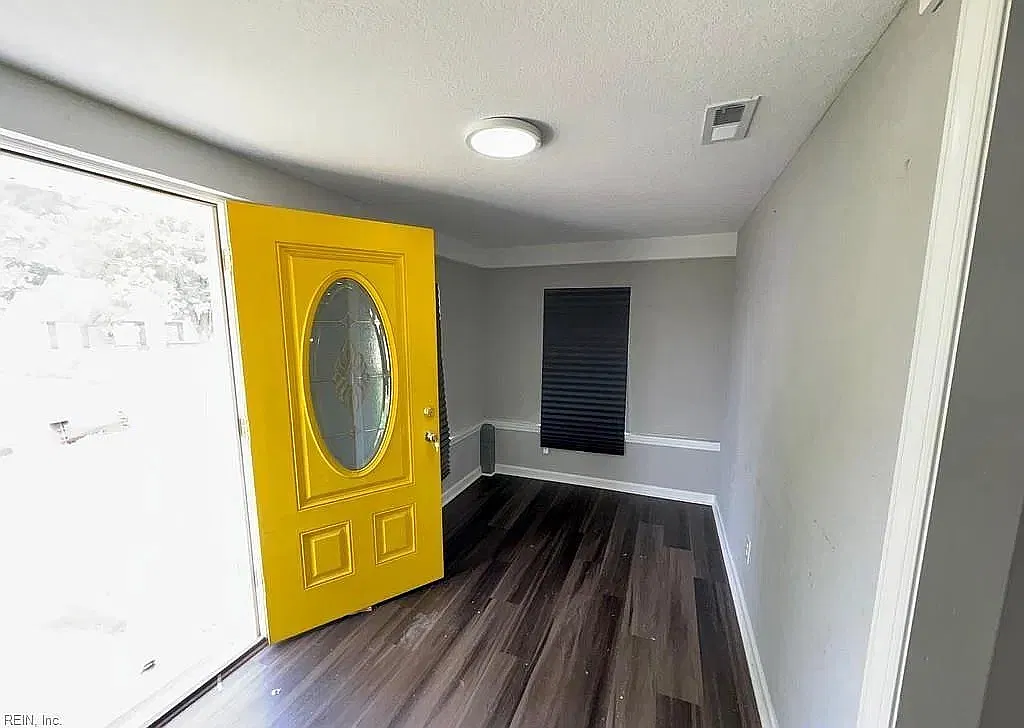 3 bed, 1152 sqft, $2,050 — Photo 1