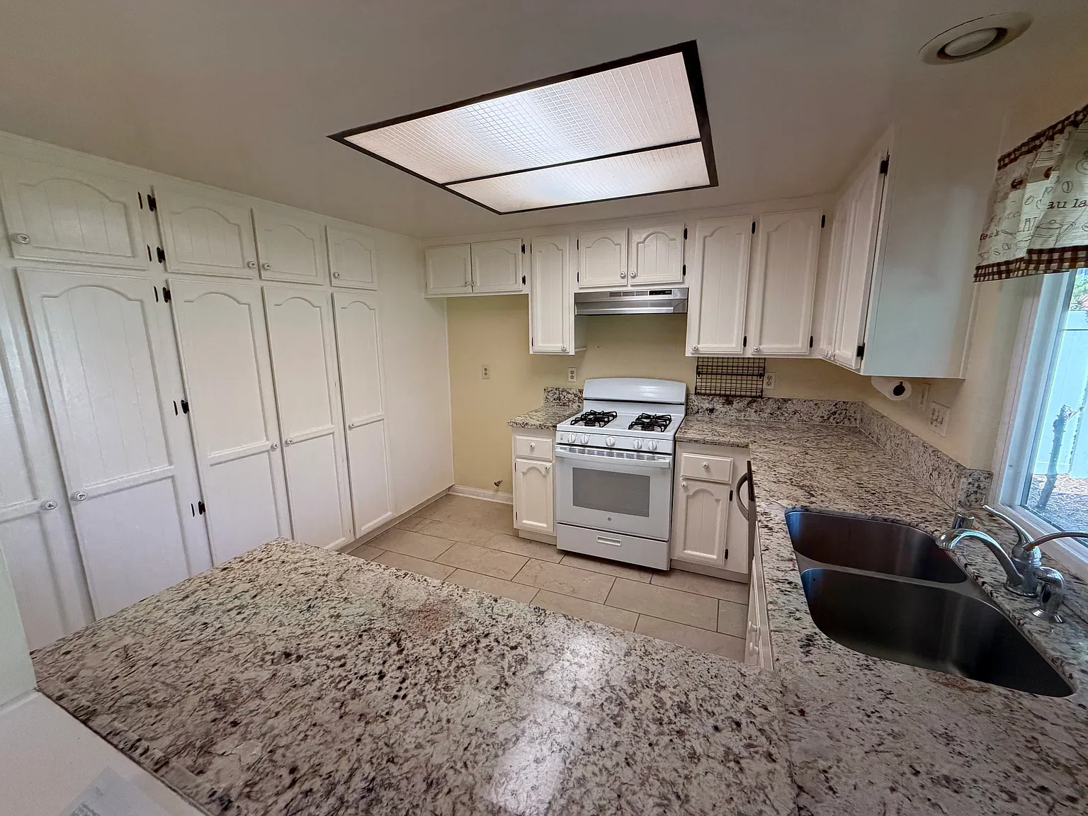 15 Lewis — Photo 2