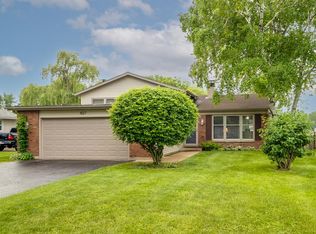 1827 Maplewood Dr, Lindenhurst, IL
