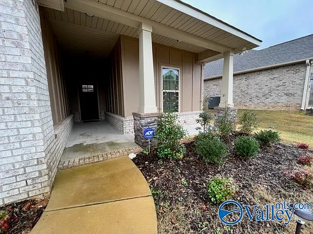3 bed, 2.0 bath, 1833 sqft, $2,005 — Photo 2