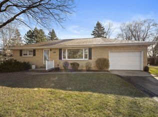 3920 Pilgrim Rd, Brookfield, WI 53005