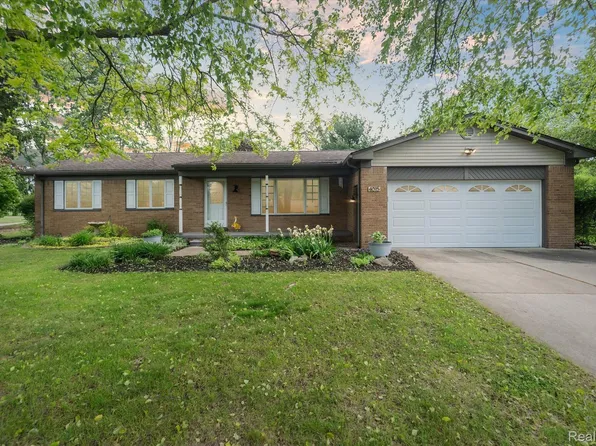 4015 Village Sq, Brighton, MI 48114