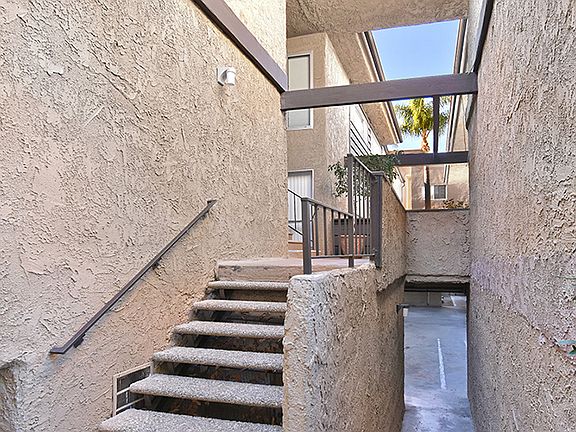 3rd image of 11516 Moorpark St APT 2