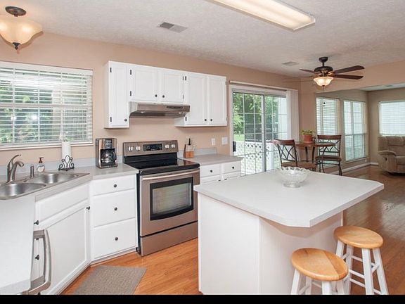 3rd image of 612 Sweetwater Cir