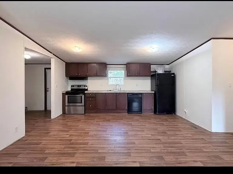 1430 W Howard Ln — Photo 5