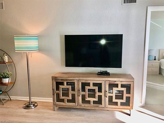 5th image of 226 3rd St APT 105