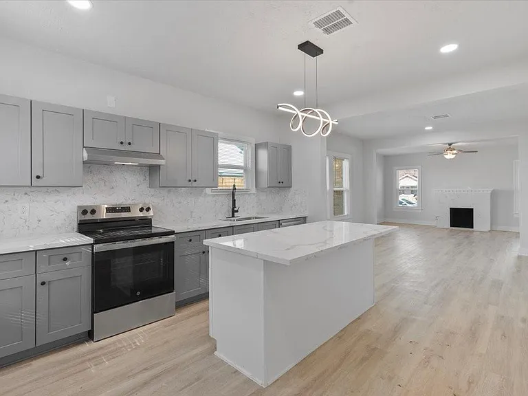 1118 Elliston St — Photo 13