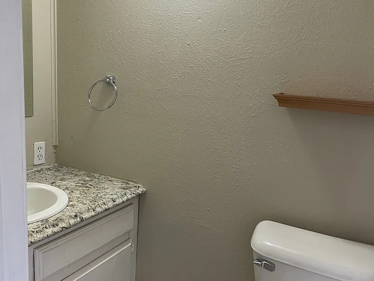 1018 E Main St — Photo 14