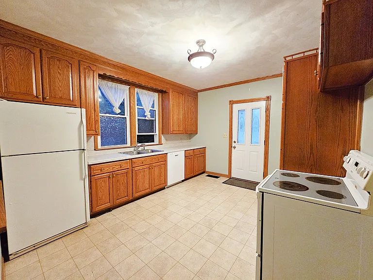 110 E Milligan St — Photo 5