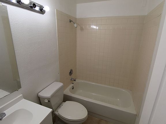 4th image of 2527 E Pacific Ave APT B