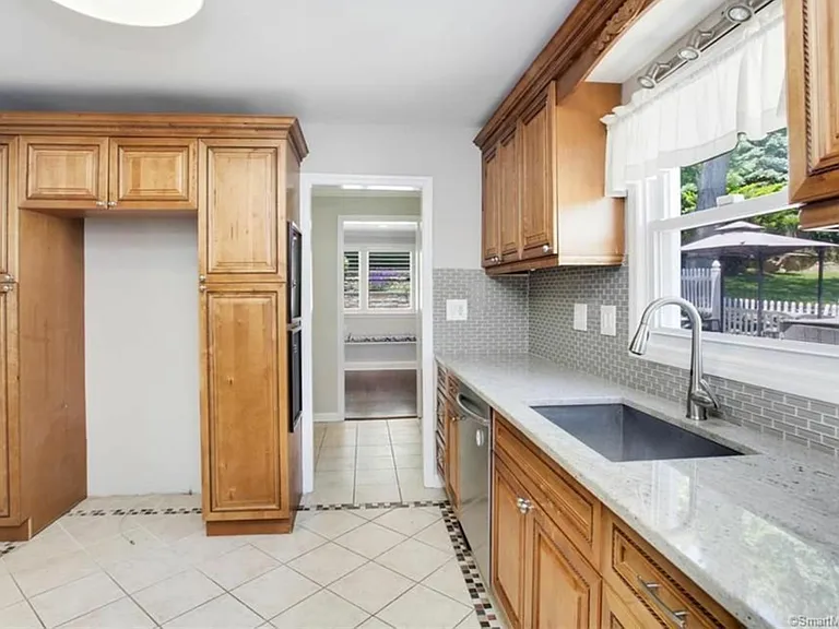 322 Castle Ave — Photo 7