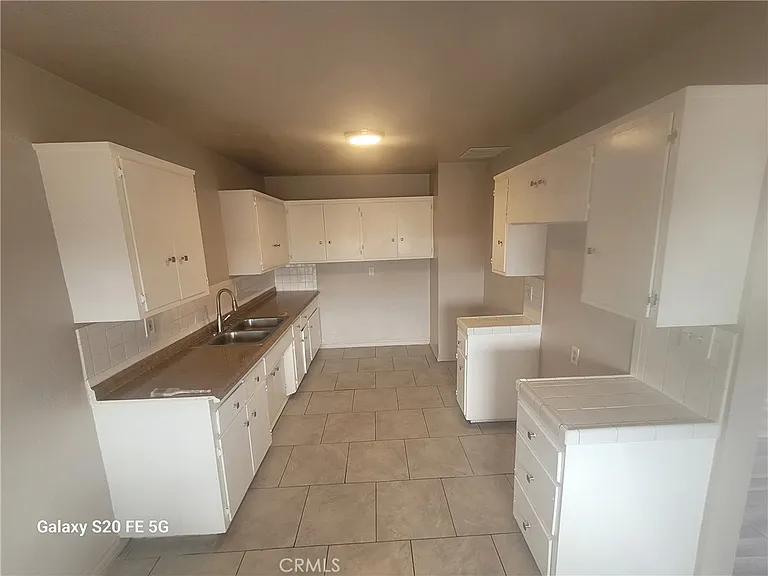 1037 W 108th St #5 — Photo 3