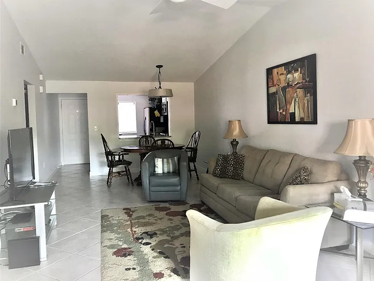 108 Edgewood Ct — Photo 2