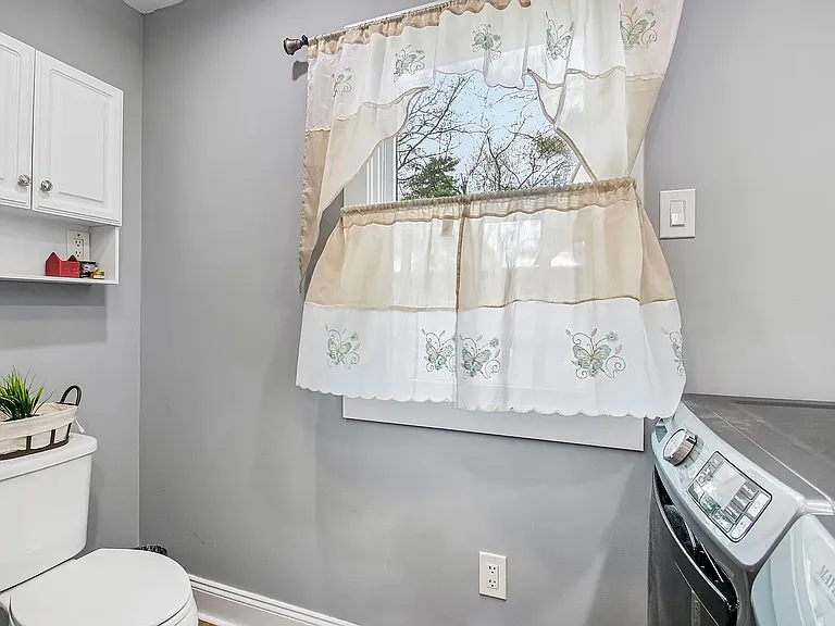 312 Howland Ave — Photo 13