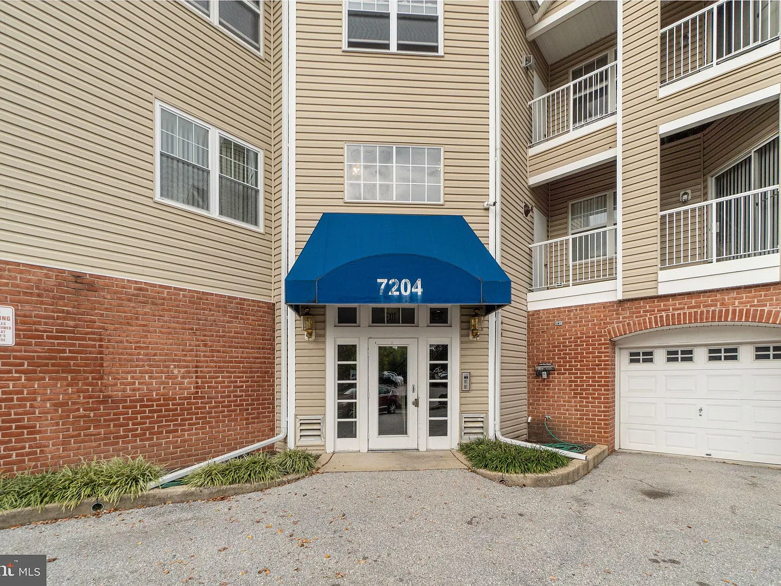 3 bed, 2.0 bath, 1233 sqft, $2,300 — Photo 2