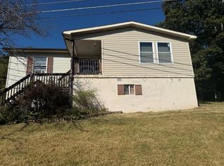 1056 Pinoak Rd, Lashmeet, WV 24733