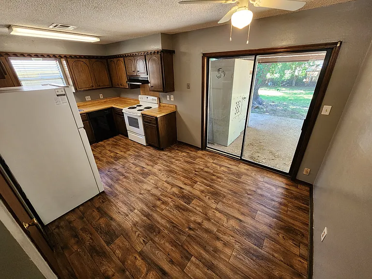 924 Crestview St — Photo 3
