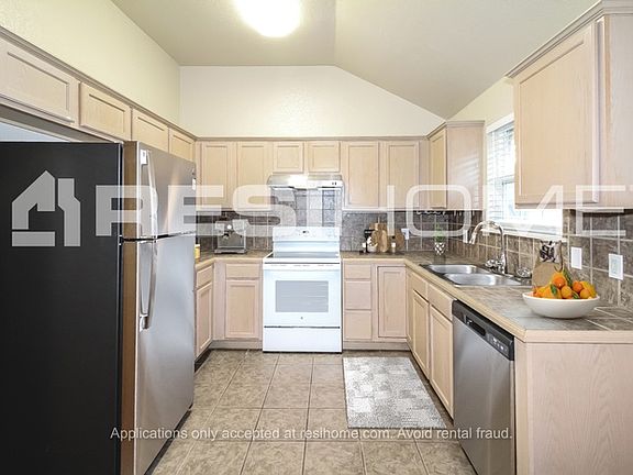 3rd image of 904 Beaumont Sq
