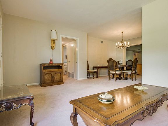 5th image of 258 Gazel Dr