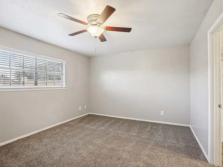 London Square Apartments — Photo 30