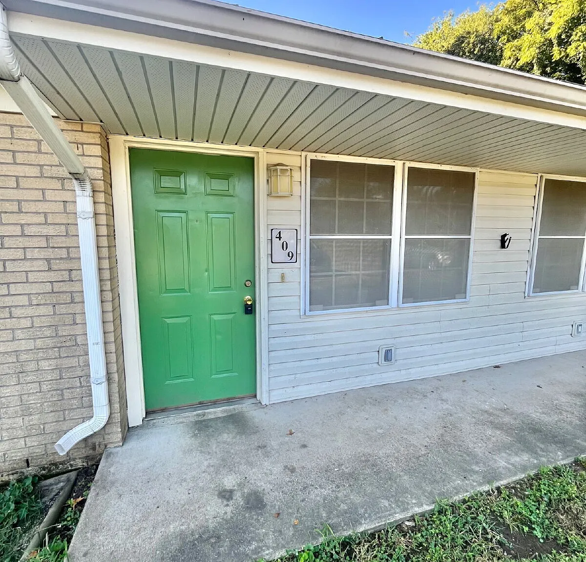 Pet-Friendly 1-Bedroom Apartment with Utilities Included! — Photo 3