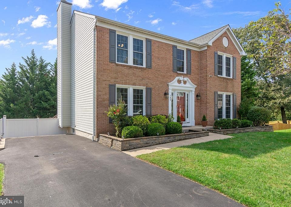 1st image of 102 Huntington Ct